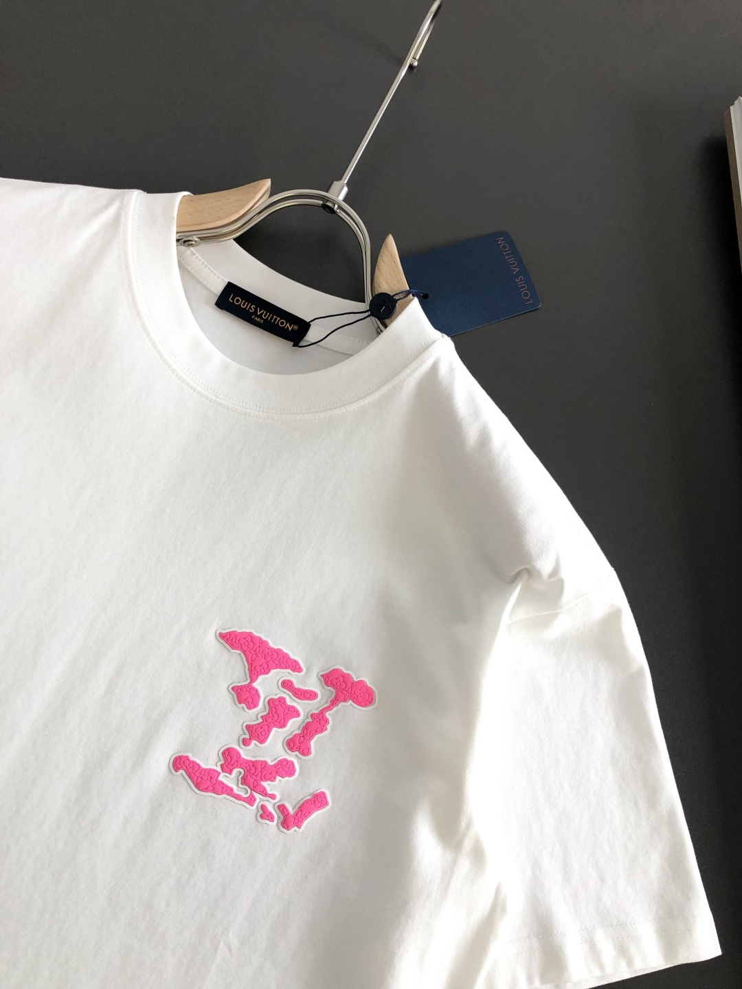 1V 2026SS早春新款圆领T恤，定织定染纯棉300克重洗水面料，做工精细。男女同款宽松落肩版型，时尚