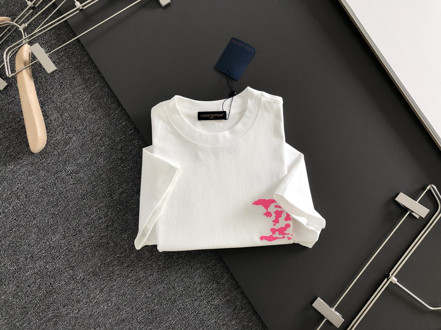 1V 2026SS早春新款圆领T恤，定织定染纯棉300克重洗水面料，做工精细。男女同款宽松落肩版型，时尚