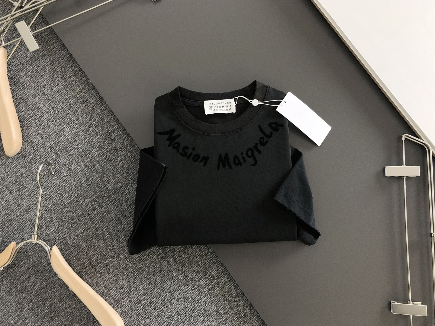 MM6 2026SS春夏最新款圆领时尚短袖T恤，官网同步，定织定染300克重纯棉面料！贴肤舒适，耐看又好
