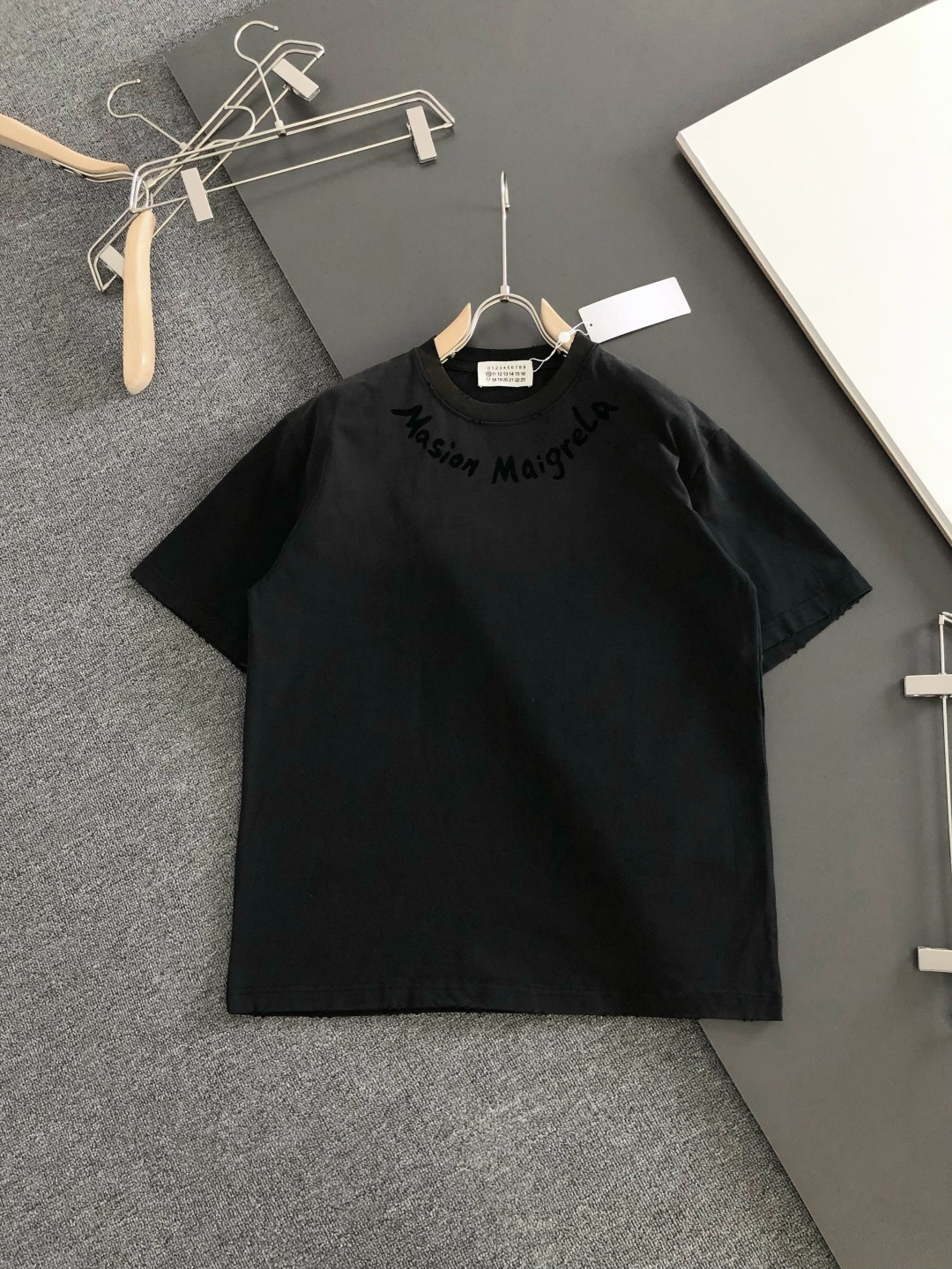 MM6 2026SS春夏最新款圆领时尚短袖T恤，官网同步，定织定染300克重纯棉面料！贴肤舒适，耐看又好