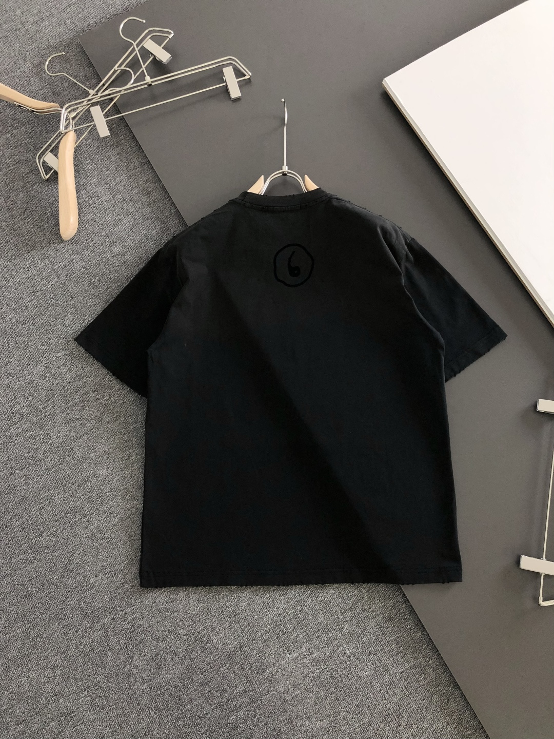 MM6 2026SS春夏最新款圆领时尚短袖T恤，官网同步，定织定染300克重纯棉面料！贴肤舒适，耐看又好