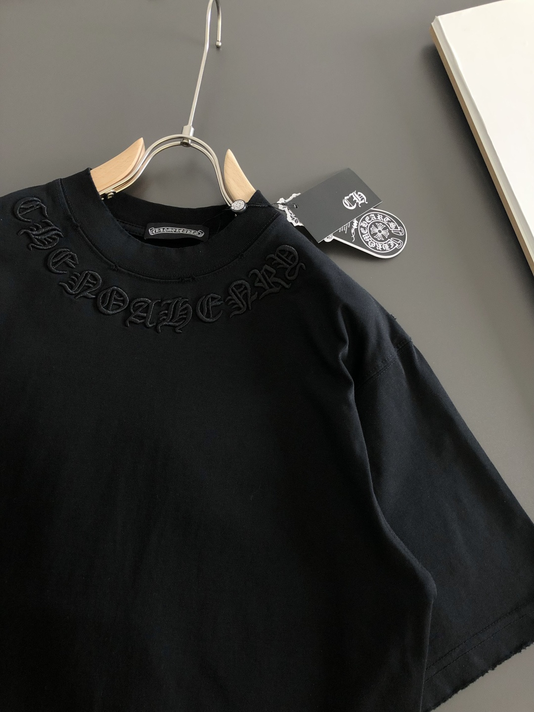 CH 2026SS春夏最新款圆领时尚短袖T恤，官网同步，定织定染300克重纯棉面料！贴肤舒适，耐看又好穿