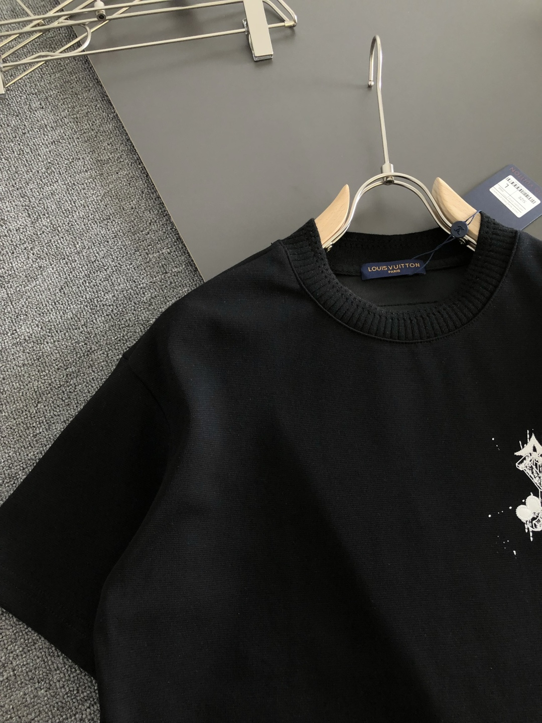 1V 2026SS早春新款圆领T恤，定织定染纯棉300克重洗水面料，做工精细。男女同款宽松落肩版型，时尚