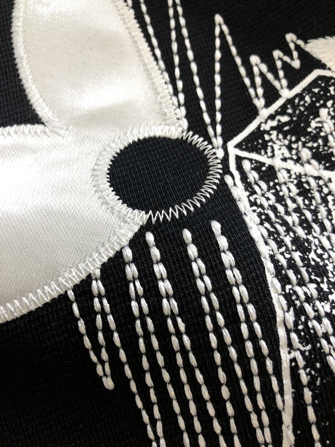 1V 2026SS早春新款圆领T恤，定织定染纯棉300克重洗水面料，做工精细。男女同款宽松落肩版型，时尚