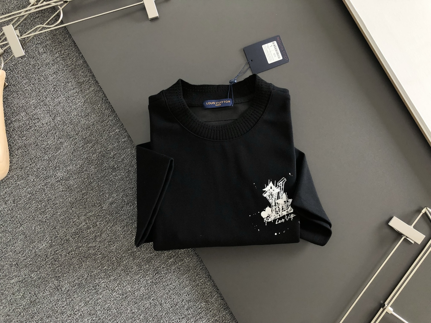 1V 2026SS早春新款圆领T恤，定织定染纯棉300克重洗水面料，做工精细。男女同款宽松落肩版型，时尚