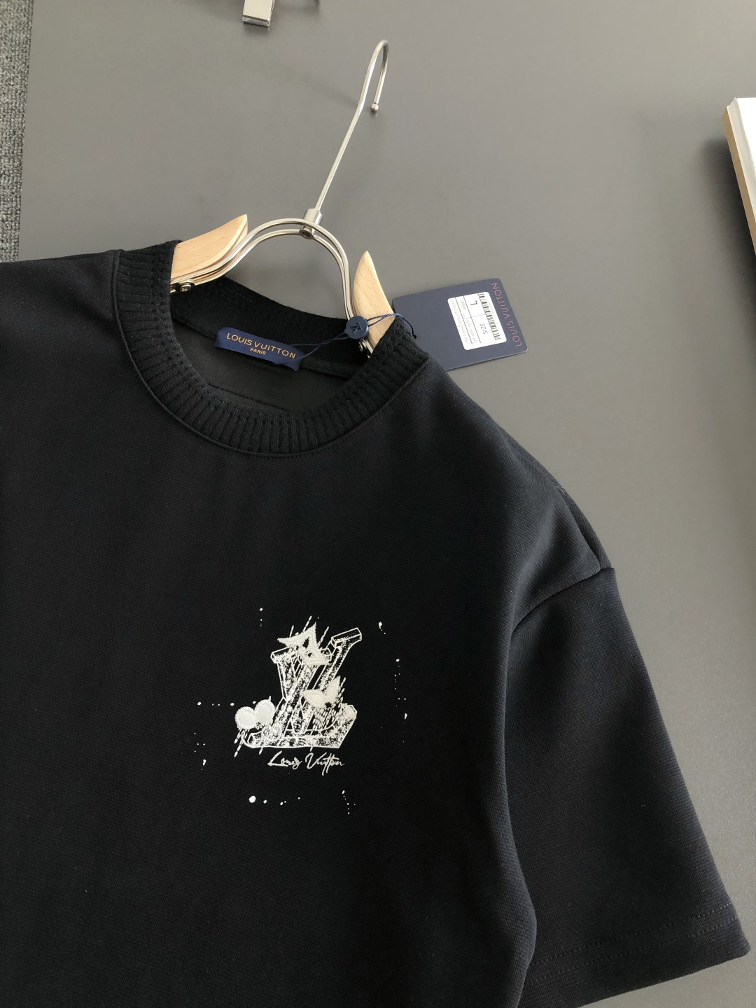 1V 2026SS早春新款圆领T恤，定织定染纯棉300克重洗水面料，做工精细。男女同款宽松落肩版型，时尚