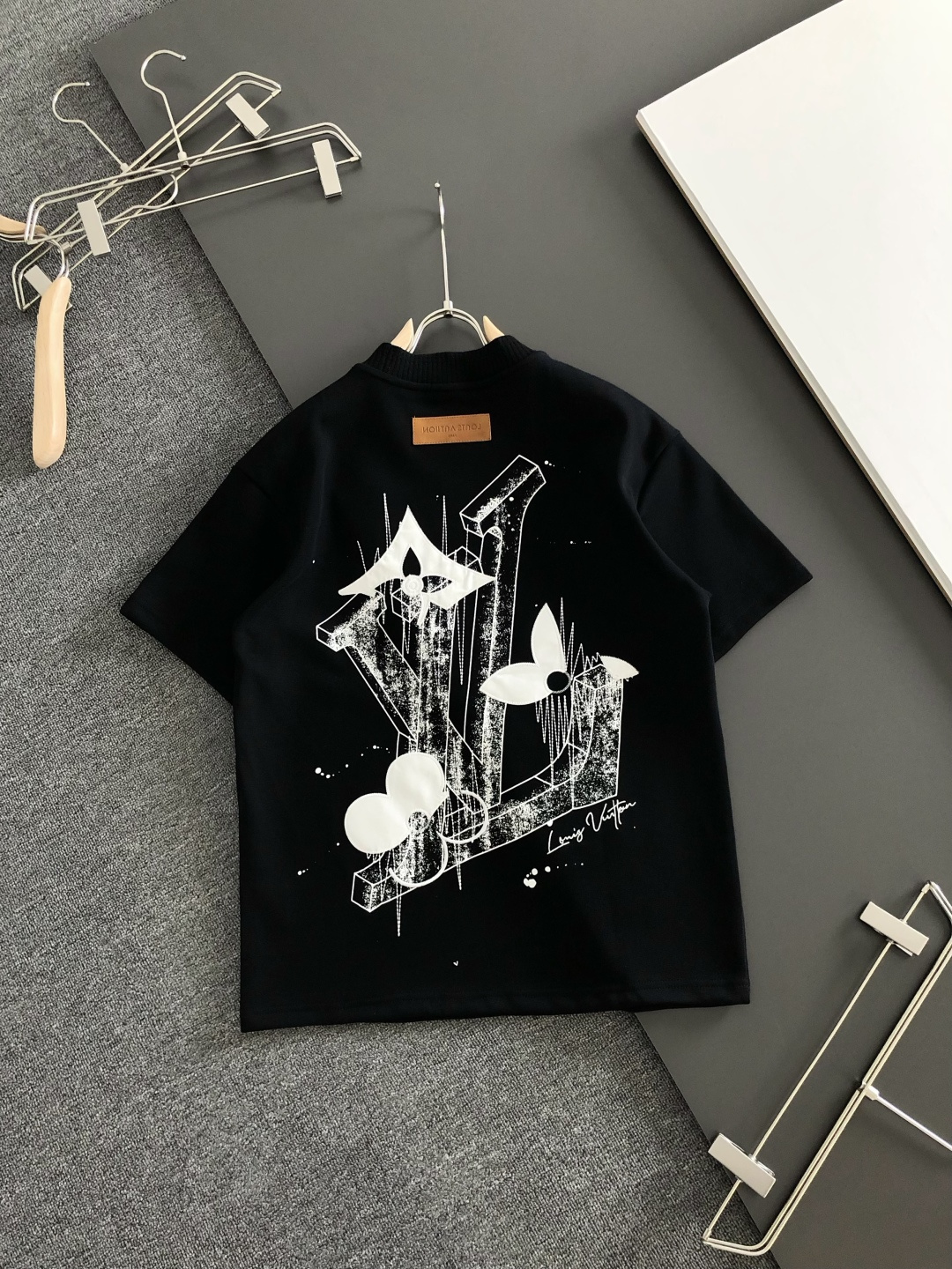 1V 2026SS早春新款圆领T恤，定织定染纯棉300克重洗水面料，做工精细。男女同款宽松落肩版型，时尚