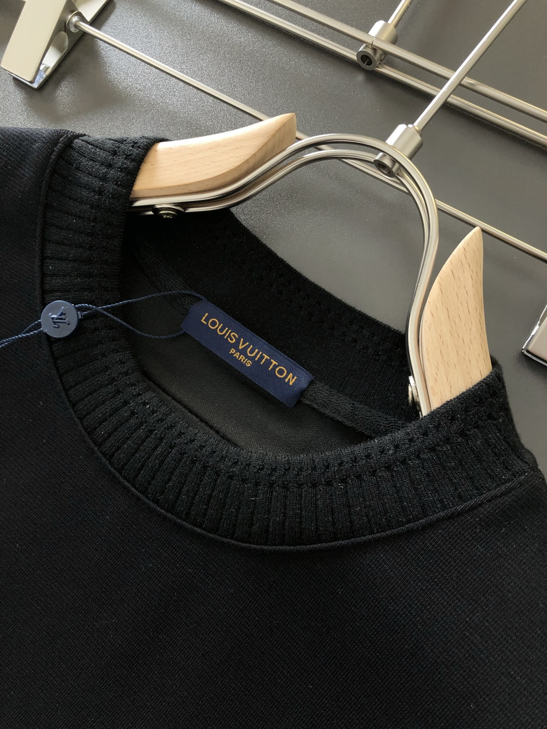 1V 2026SS早春新款圆领T恤，定织定染纯棉300克重洗水面料，做工精细。男女同款宽松落肩版型，时尚