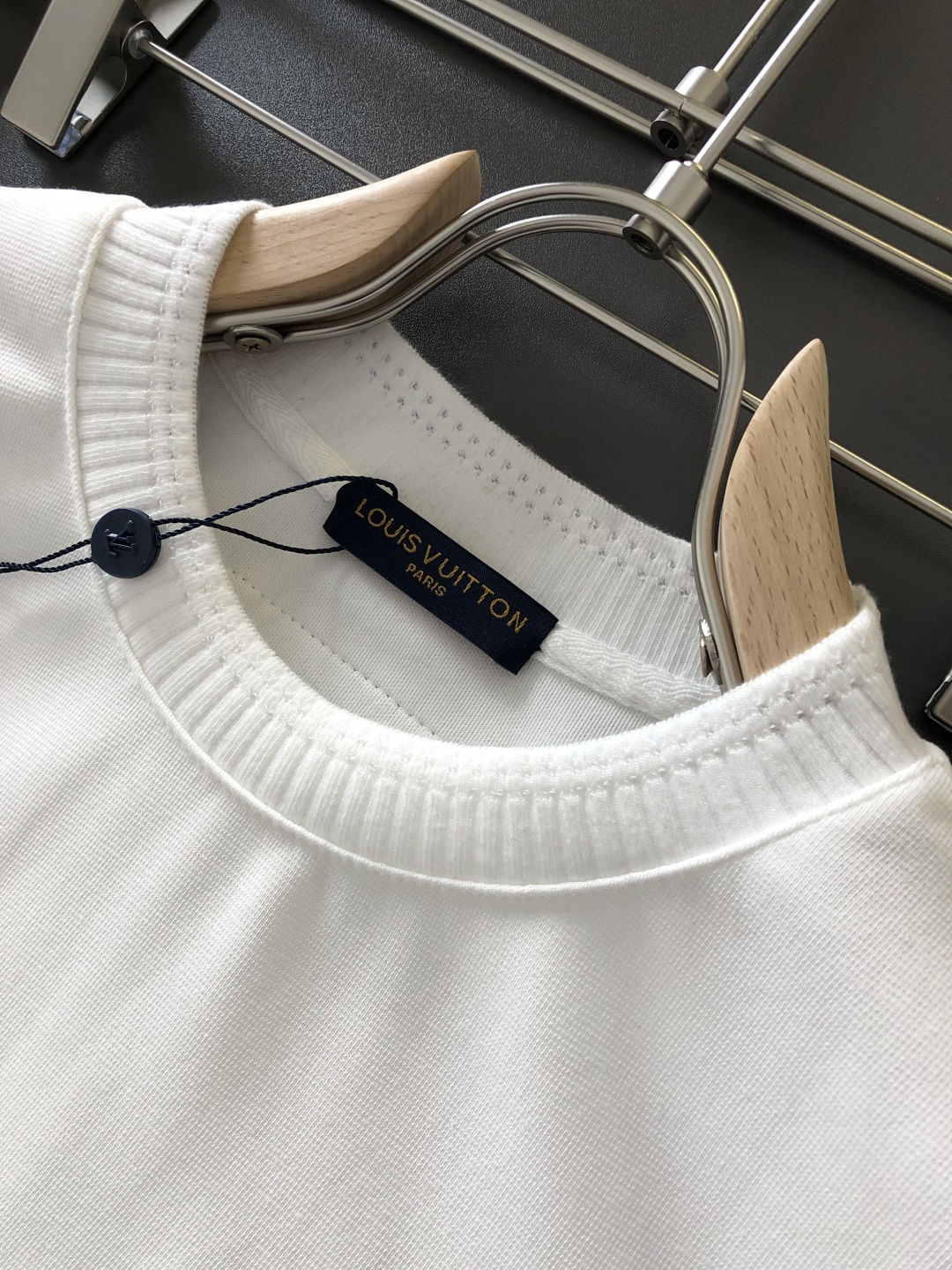 1V 2026SS早春新款圆领T恤，定织定染纯棉300克重洗水面料，做工精细。男女同款宽松落肩版型，时尚