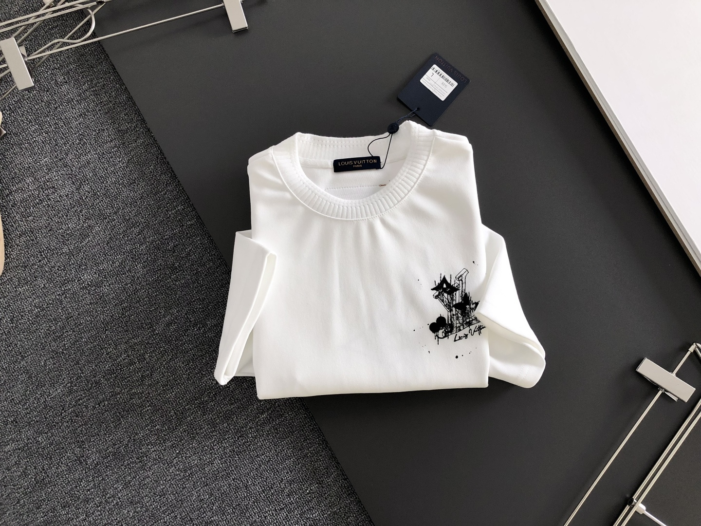 1V 2026SS早春新款圆领T恤，定织定染纯棉300克重洗水面料，做工精细。男女同款宽松落肩版型，时尚