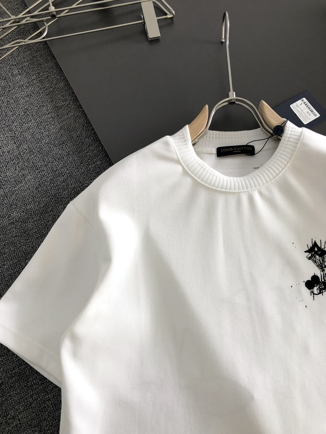 1V 2026SS早春新款圆领T恤，定织定染纯棉300克重洗水面料，做工精细。男女同款宽松落肩版型，时尚