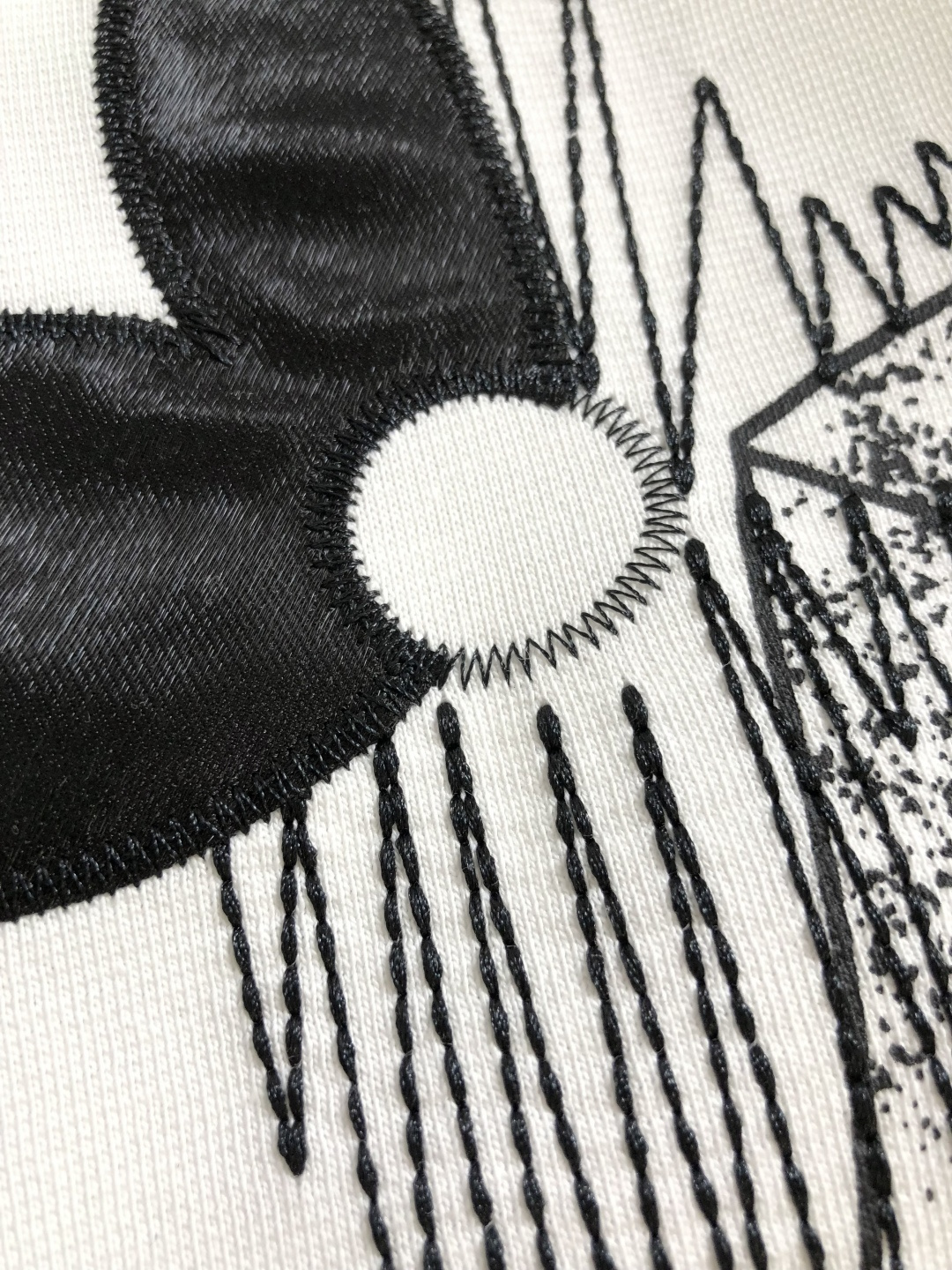 1V 2026SS早春新款圆领T恤，定织定染纯棉300克重洗水面料，做工精细。男女同款宽松落肩版型，时尚