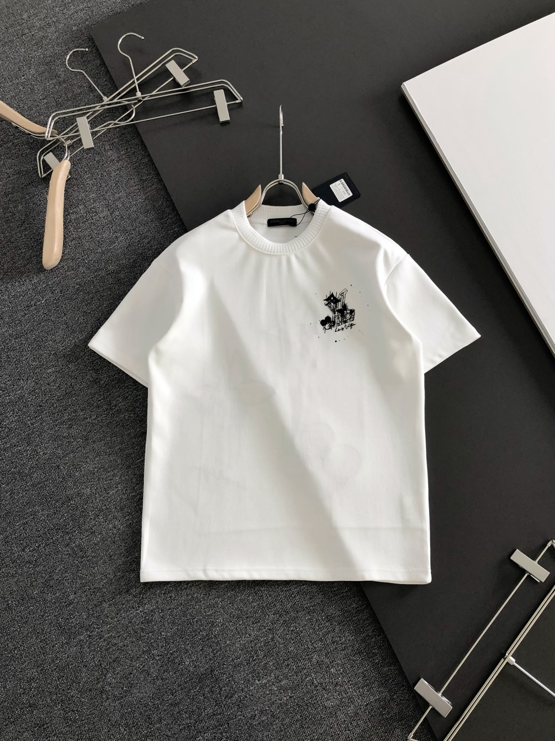 1V 2026SS早春新款圆领T恤，定织定染纯棉300克重洗水面料，做工精细。男女同款宽松落肩版型，时尚