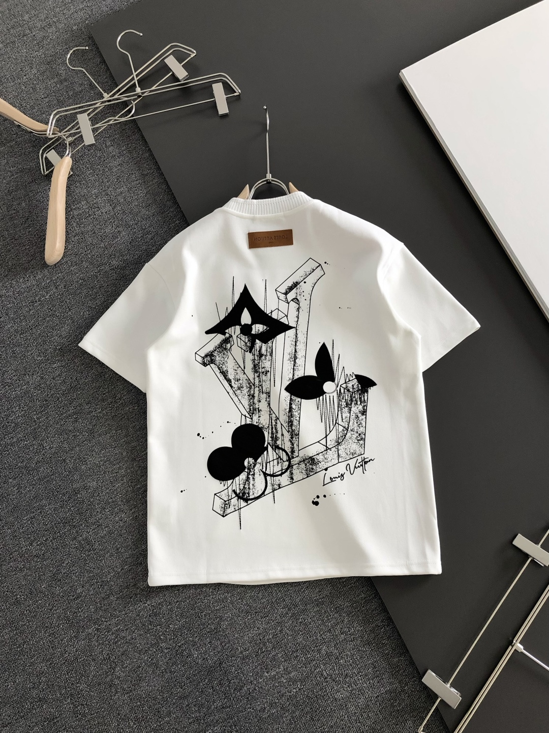 1V 2026SS早春新款圆领T恤，定织定染纯棉300克重洗水面料，做工精细。男女同款宽松落肩版型，时尚