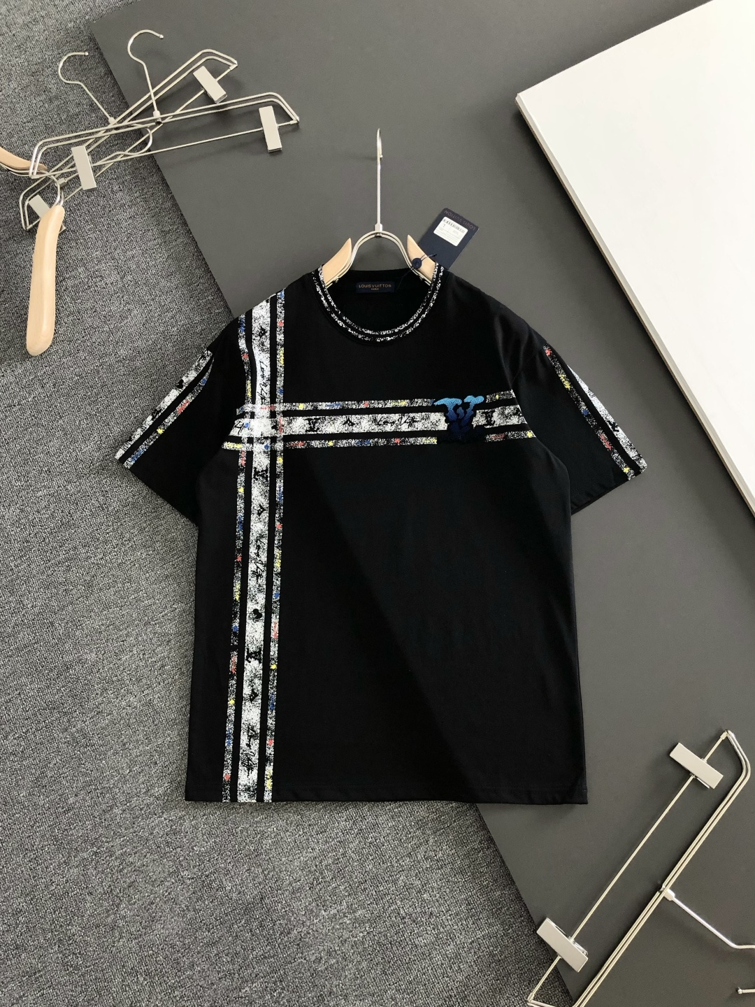 1V 2026SS早春新款圆领T恤，定织定染纯棉300克重洗水面料，做工精细。男女同款宽松落肩版型，时尚