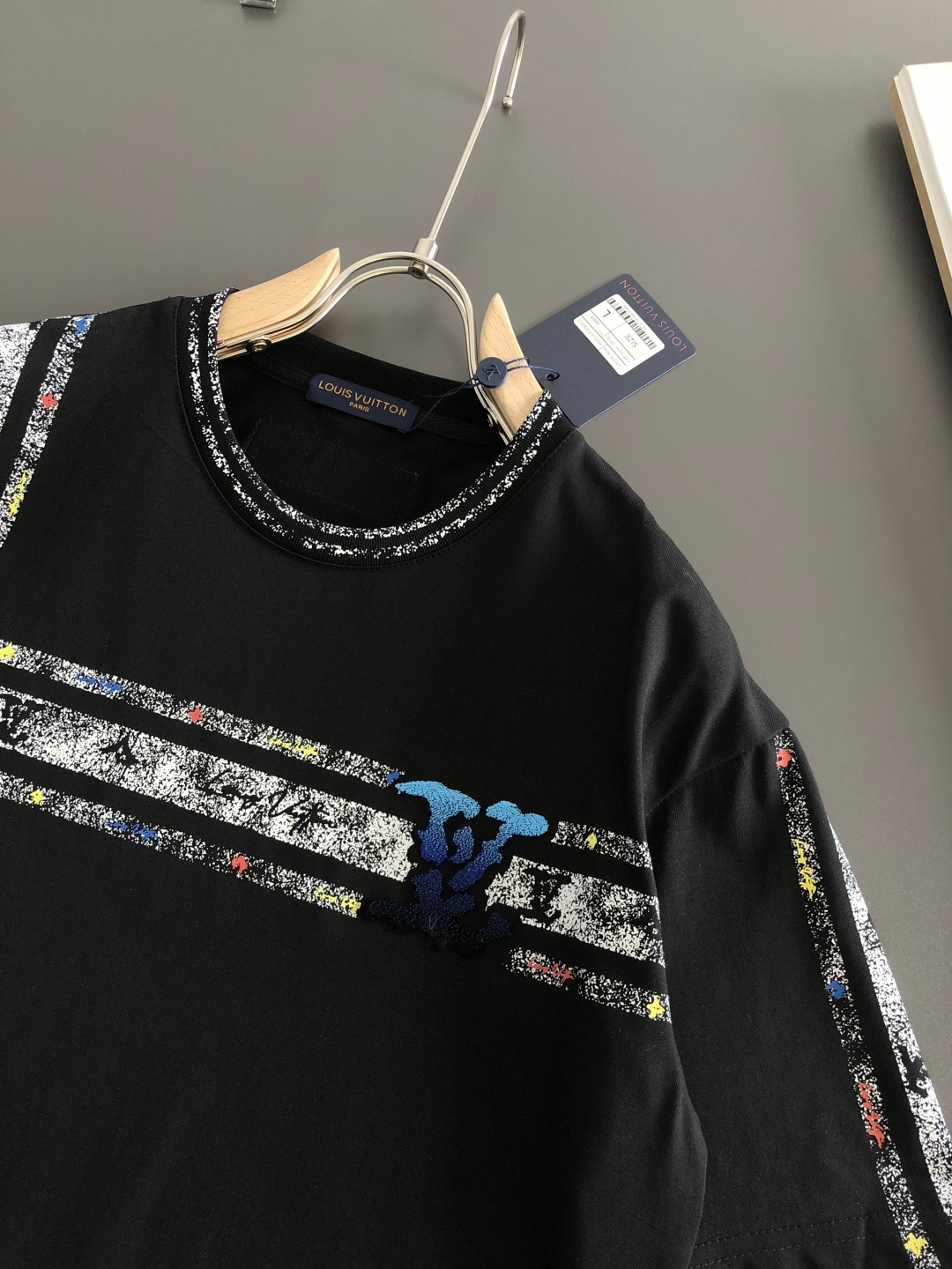 1V 2026SS早春新款圆领T恤，定织定染纯棉300克重洗水面料，做工精细。男女同款宽松落肩版型，时尚