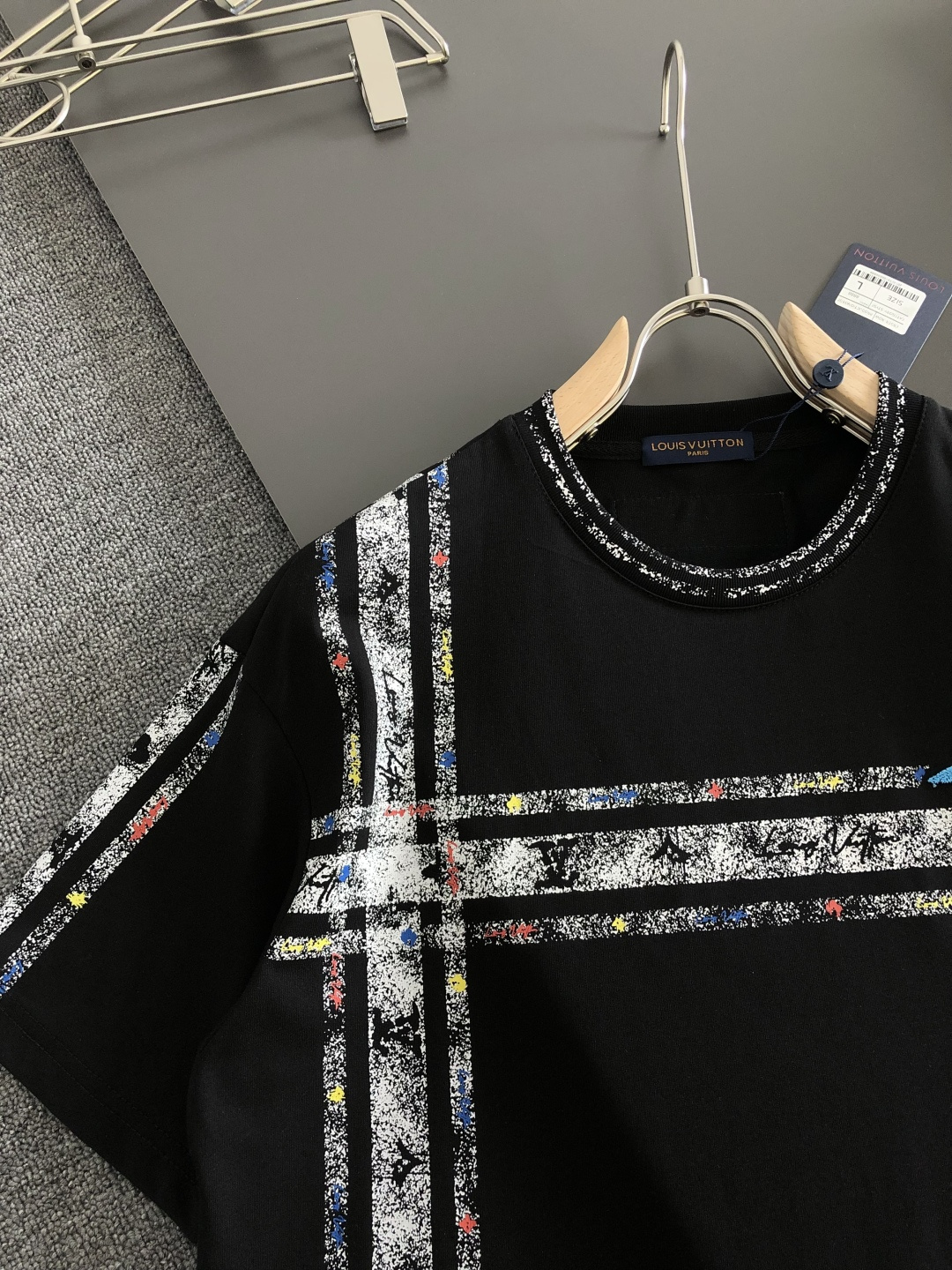 1V 2026SS早春新款圆领T恤，定织定染纯棉300克重洗水面料，做工精细。男女同款宽松落肩版型，时尚