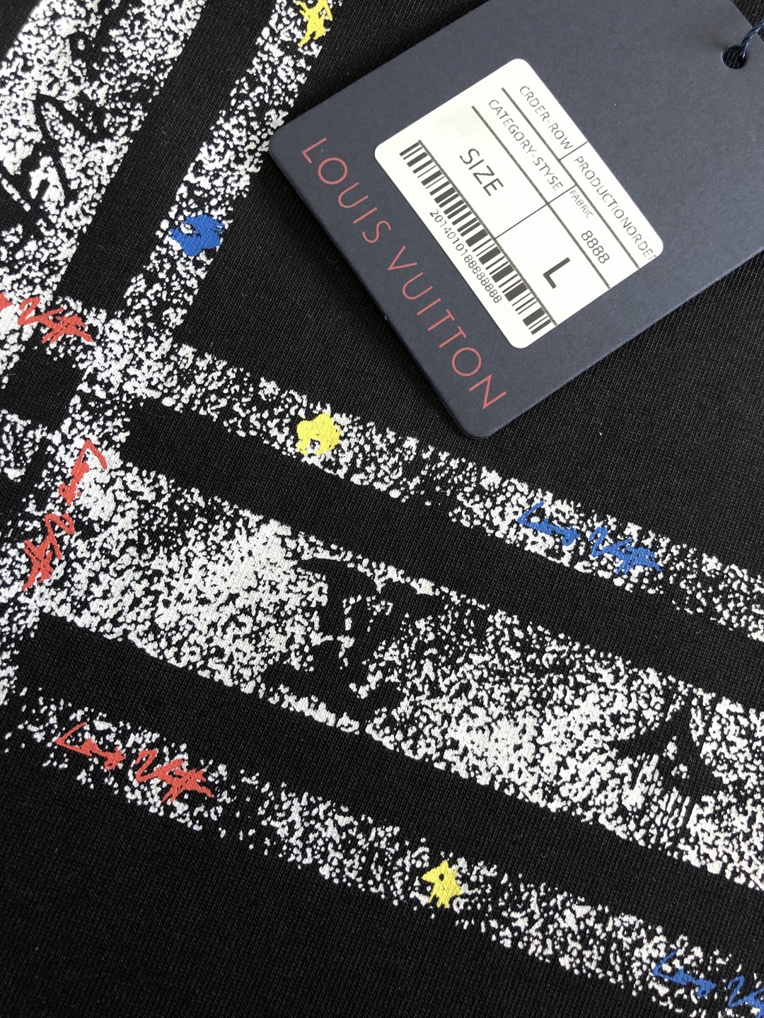 1V 2026SS早春新款圆领T恤，定织定染纯棉300克重洗水面料，做工精细。男女同款宽松落肩版型，时尚