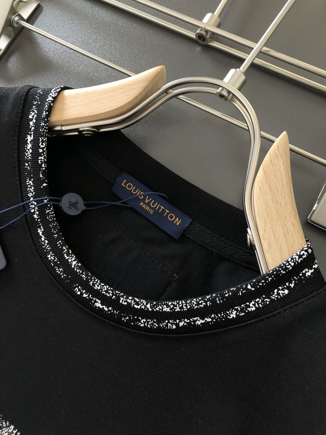 1V 2026SS早春新款圆领T恤，定织定染纯棉300克重洗水面料，做工精细。男女同款宽松落肩版型，时尚