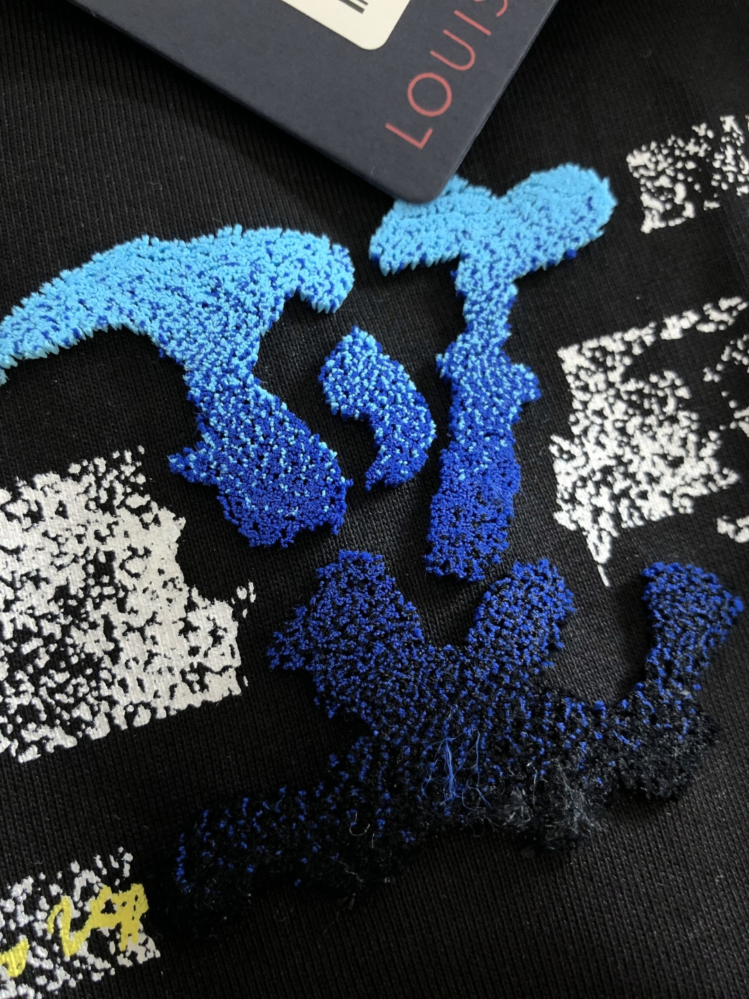 1V 2026SS早春新款圆领T恤，定织定染纯棉300克重洗水面料，做工精细。男女同款宽松落肩版型，时尚