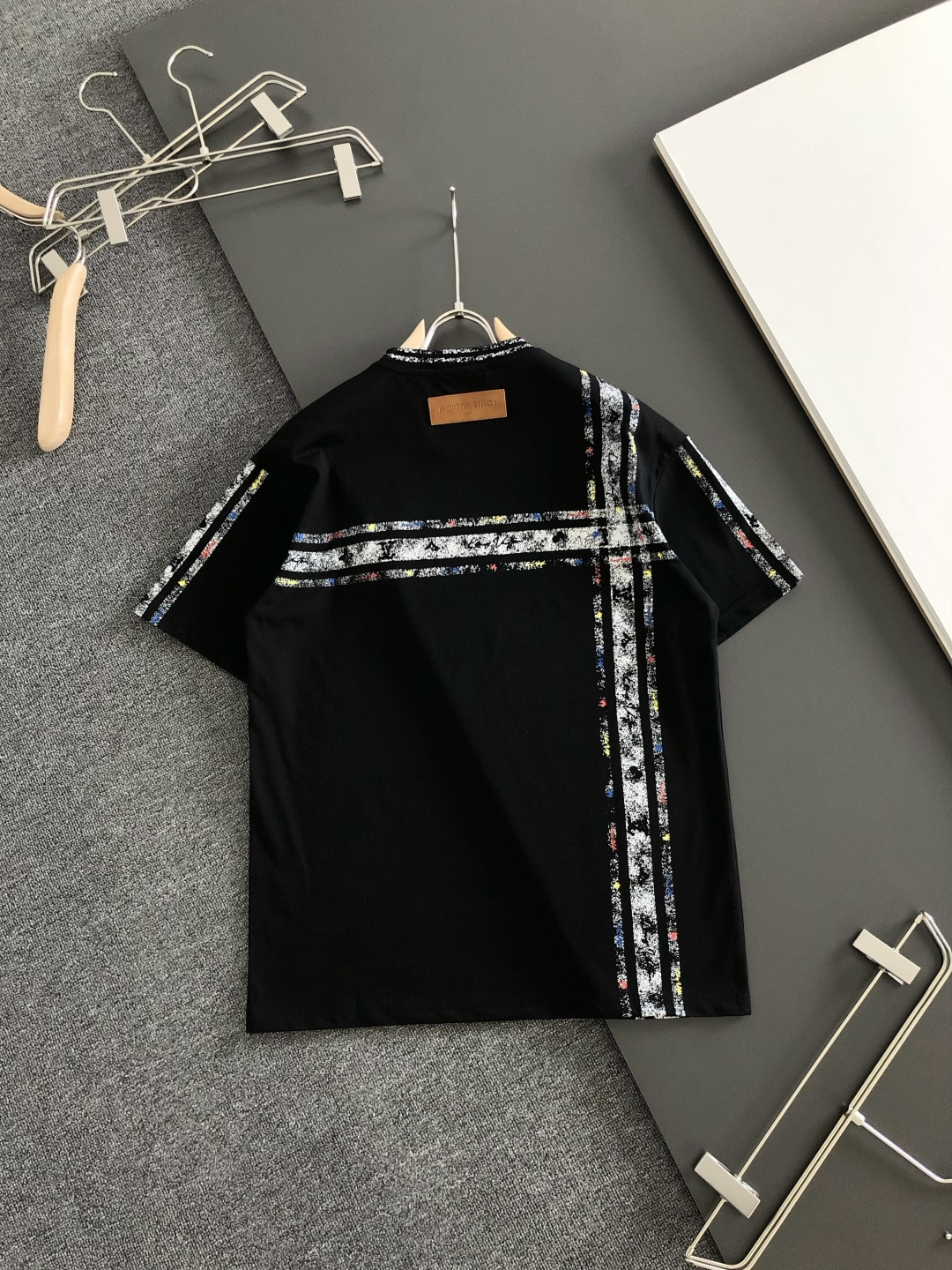 1V 2026SS早春新款圆领T恤，定织定染纯棉300克重洗水面料，做工精细。男女同款宽松落肩版型，时尚