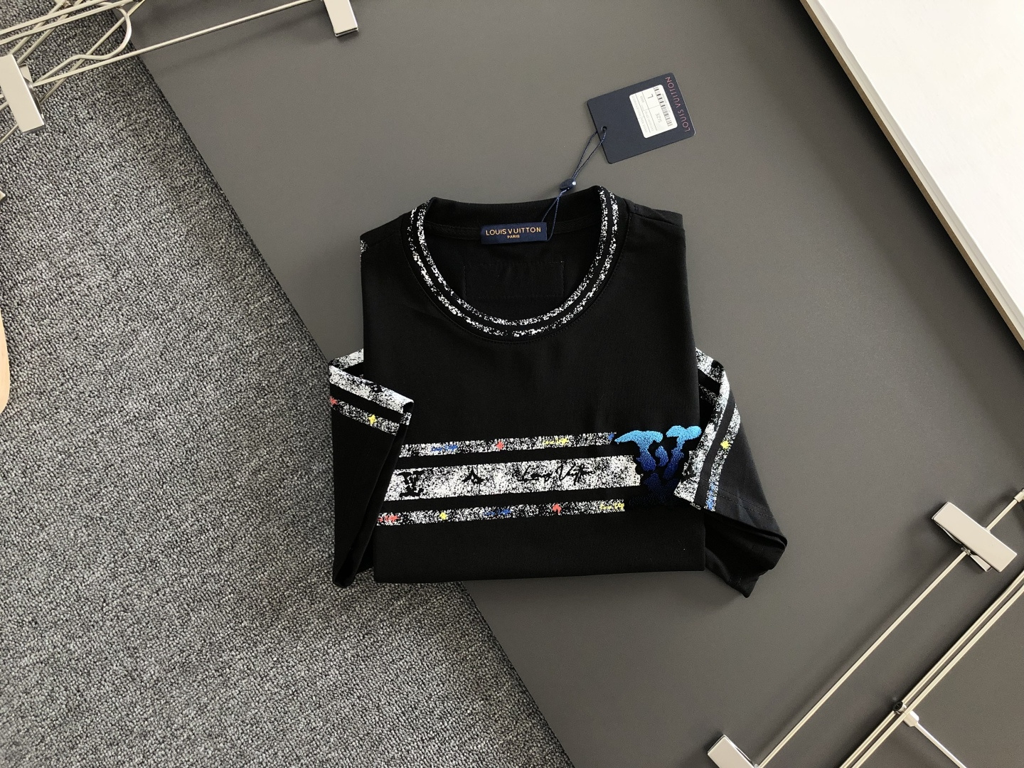 1V 2026SS早春新款圆领T恤，定织定染纯棉300克重洗水面料，做工精细。男女同款宽松落肩版型，时尚