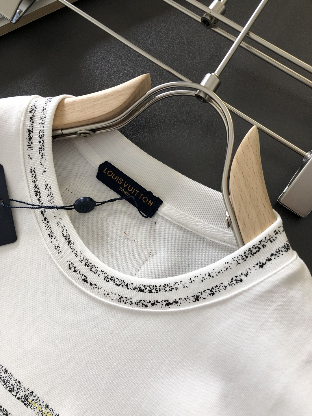 1V 2026SS早春新款圆领T恤，定织定染纯棉300克重洗水面料，做工精细。男女同款宽松落肩版型，时尚