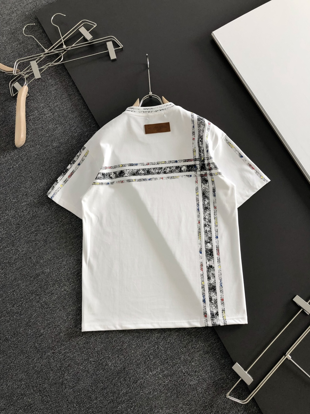 1V 2026SS早春新款圆领T恤，定织定染纯棉300克重洗水面料，做工精细。男女同款宽松落肩版型，时尚