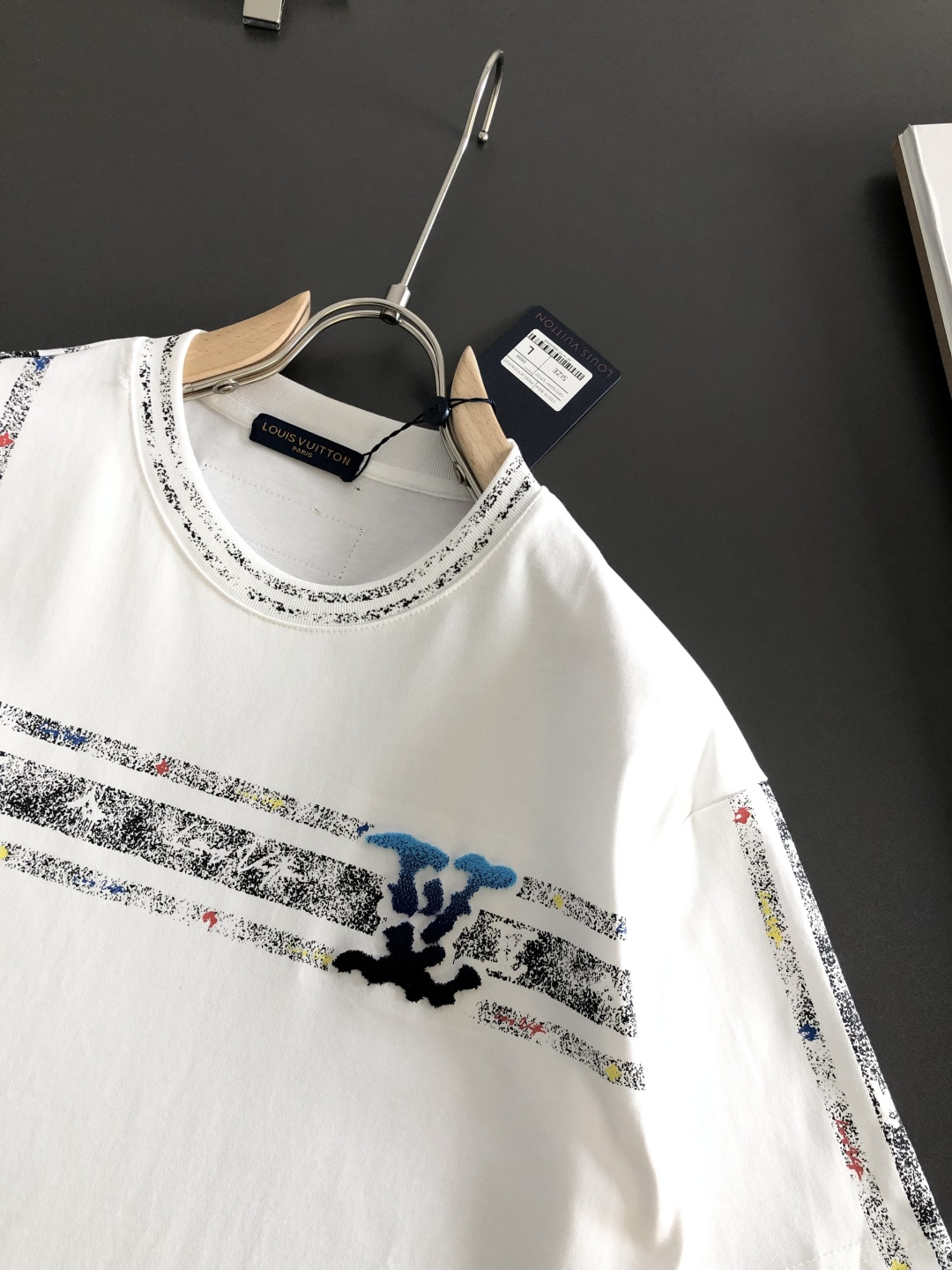 1V 2026SS早春新款圆领T恤，定织定染纯棉300克重洗水面料，做工精细。男女同款宽松落肩版型，时尚