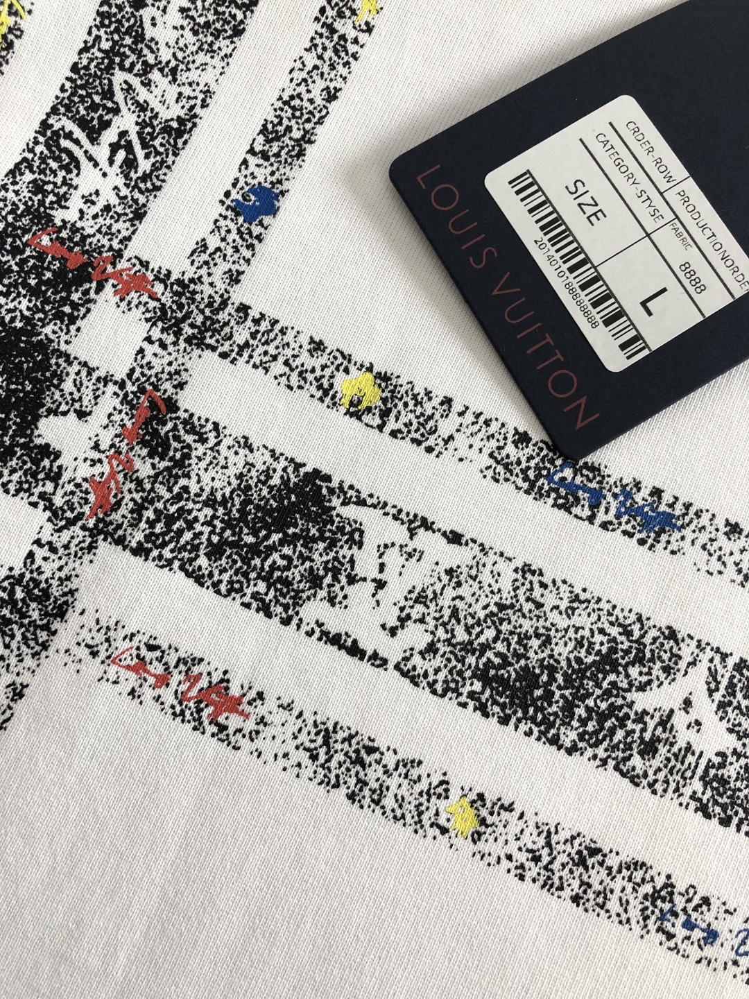 1V 2026SS早春新款圆领T恤，定织定染纯棉300克重洗水面料，做工精细。男女同款宽松落肩版型，时尚