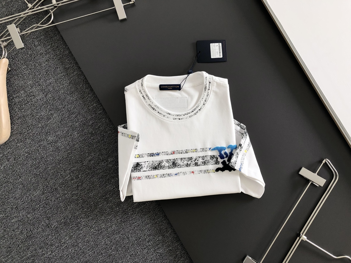 1V 2026SS早春新款圆领T恤，定织定染纯棉300克重洗水面料，做工精细。男女同款宽松落肩版型，时尚