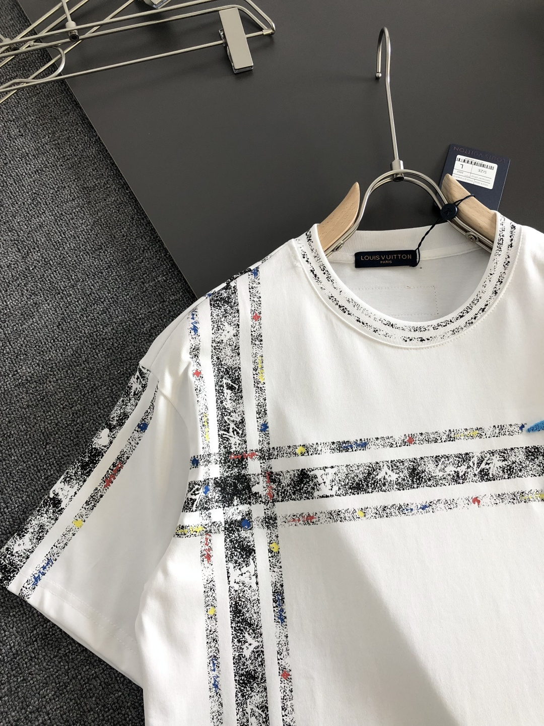 1V 2026SS早春新款圆领T恤，定织定染纯棉300克重洗水面料，做工精细。男女同款宽松落肩版型，时尚