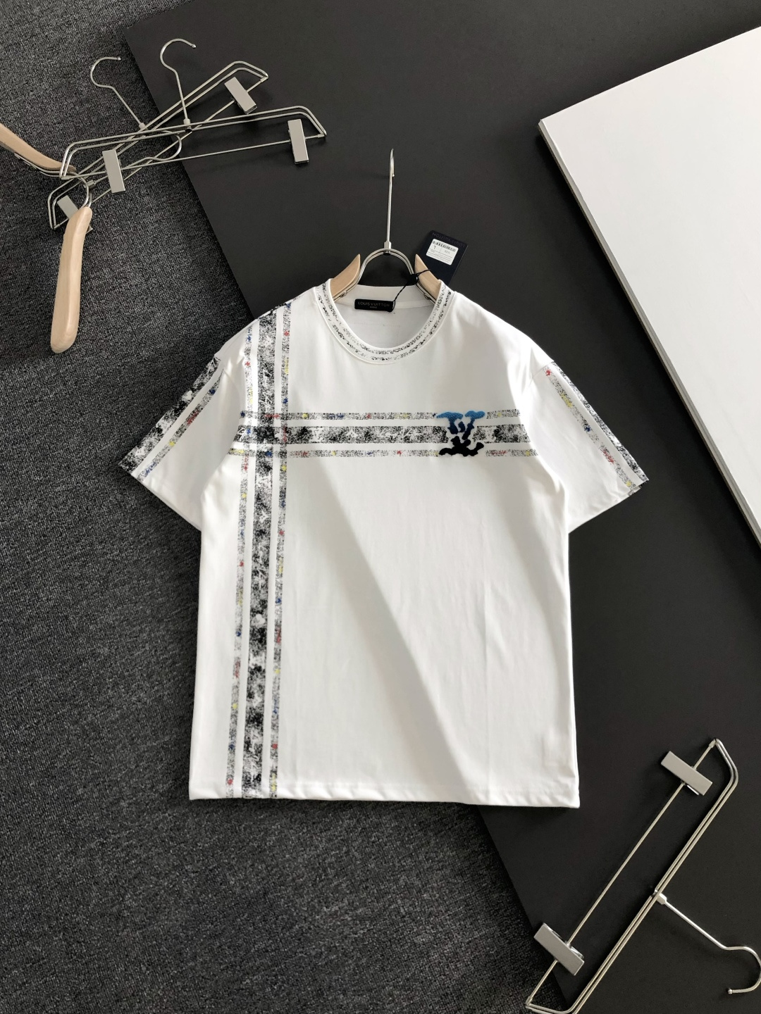 1V 2026SS早春新款圆领T恤，定织定染纯棉300克重洗水面料，做工精细。男女同款宽松落肩版型，时尚