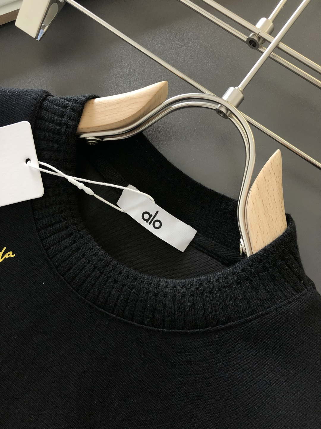 alo 2026SS早春新款圆领T恤，定织定染纯棉300克重洗水面料，做工精细。男女同款宽松落肩版型，时