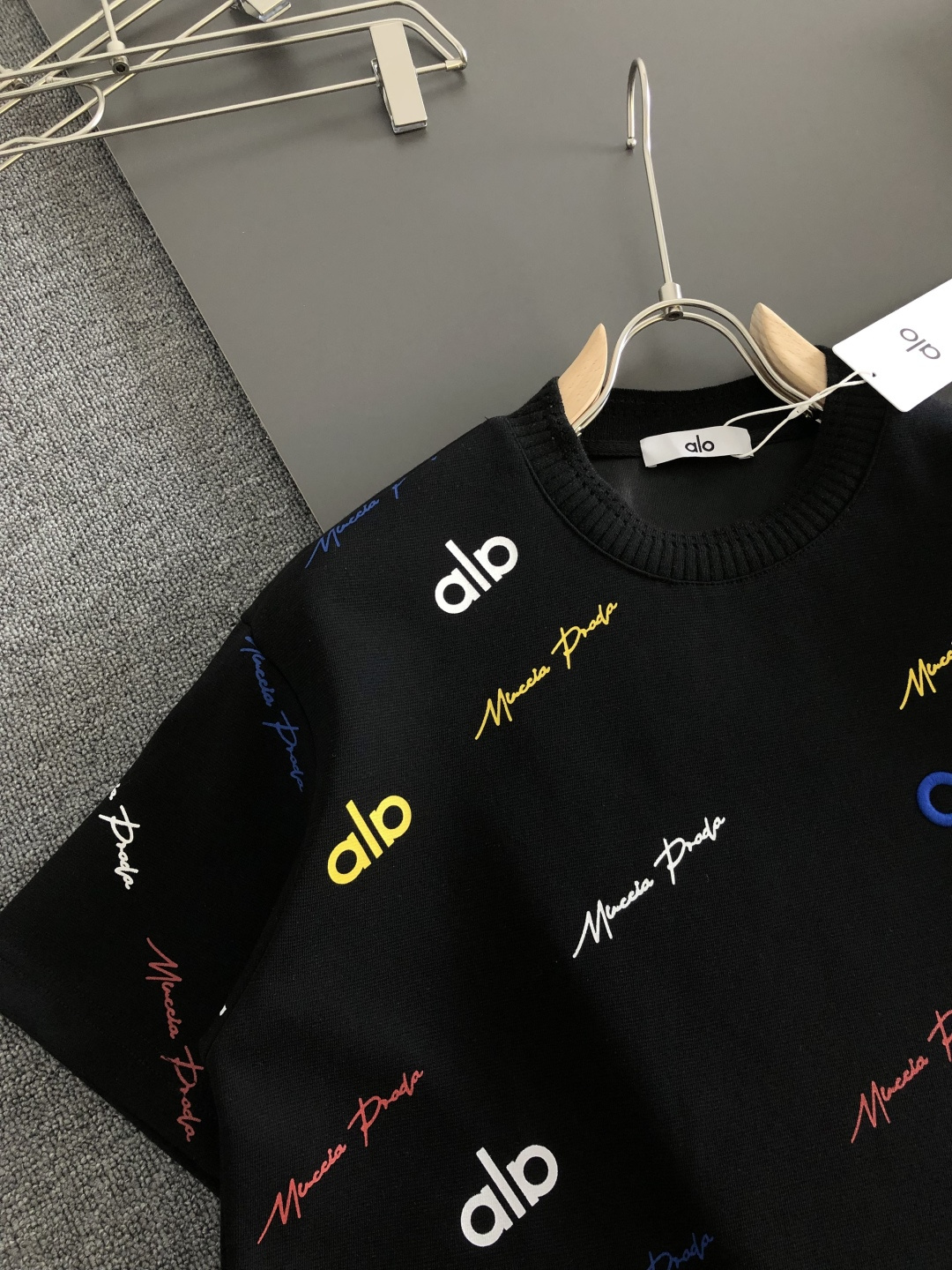 alo 2026SS早春新款圆领T恤，定织定染纯棉300克重洗水面料，做工精细。男女同款宽松落肩版型，时