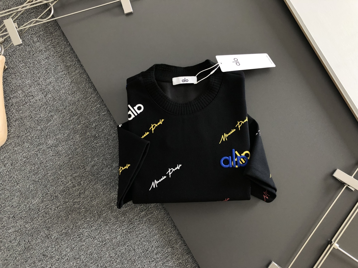 alo 2026SS早春新款圆领T恤，定织定染纯棉300克重洗水面料，做工精细。男女同款宽松落肩版型，时