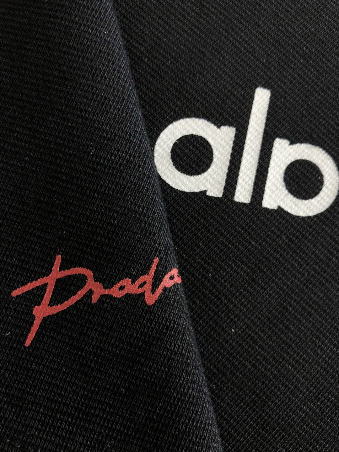 alo 2026SS早春新款圆领T恤，定织定染纯棉300克重洗水面料，做工精细。男女同款宽松落肩版型，时