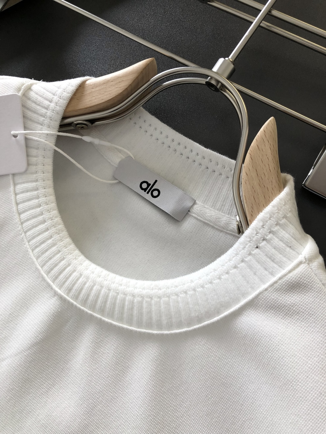 alo 2026SS早春新款圆领T恤，定织定染纯棉300克重洗水面料，做工精细。男女同款宽松落肩版型，时