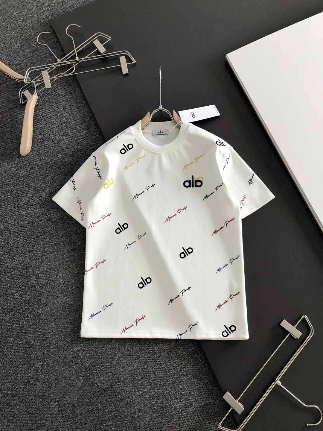 alo 2026SS早春新款圆领T恤，定织定染纯棉300克重洗水面料，做工精细。男女同款宽松落肩版型，时