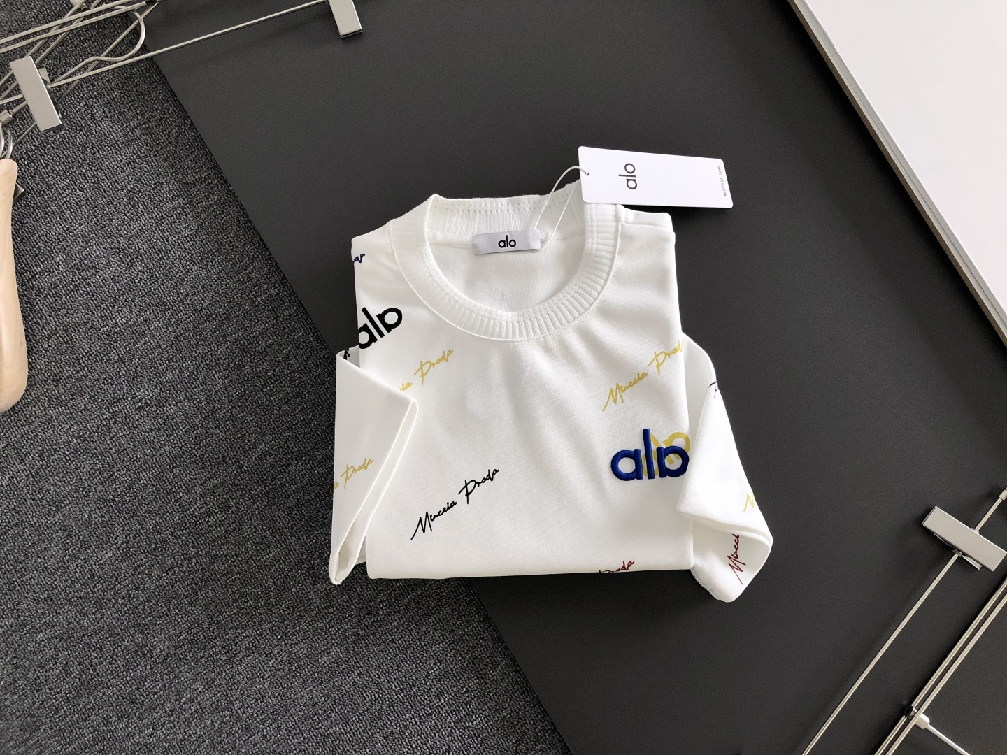 alo 2026SS早春新款圆领T恤，定织定染纯棉300克重洗水面料，做工精细。男女同款宽松落肩版型，时