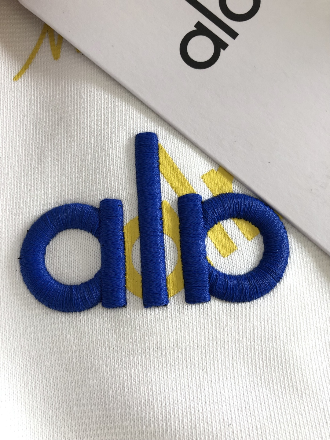 alo 2026SS早春新款圆领T恤，定织定染纯棉300克重洗水面料，做工精细。男女同款宽松落肩版型，时