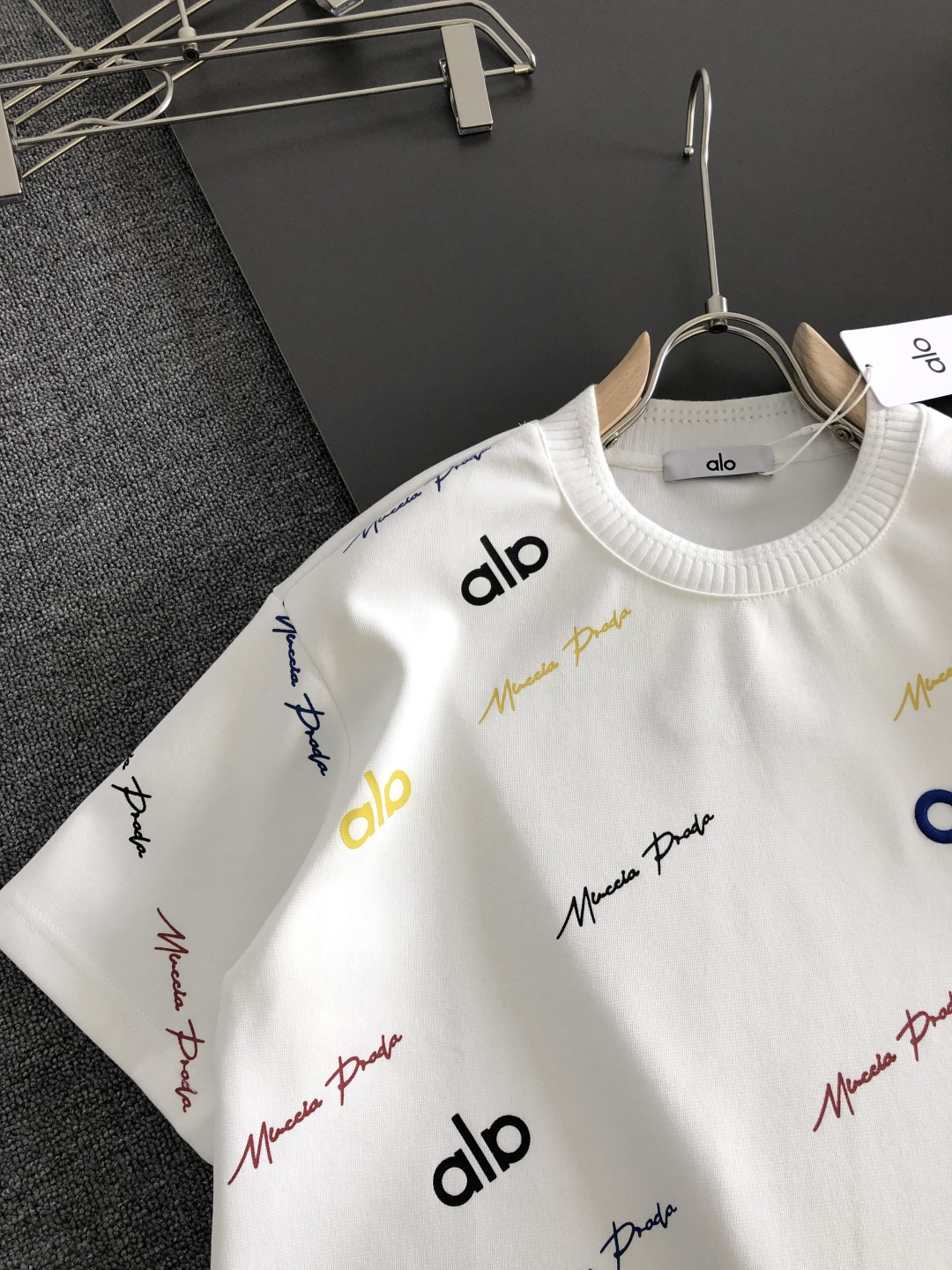 alo 2026SS早春新款圆领T恤，定织定染纯棉300克重洗水面料，做工精细。男女同款宽松落肩版型，时