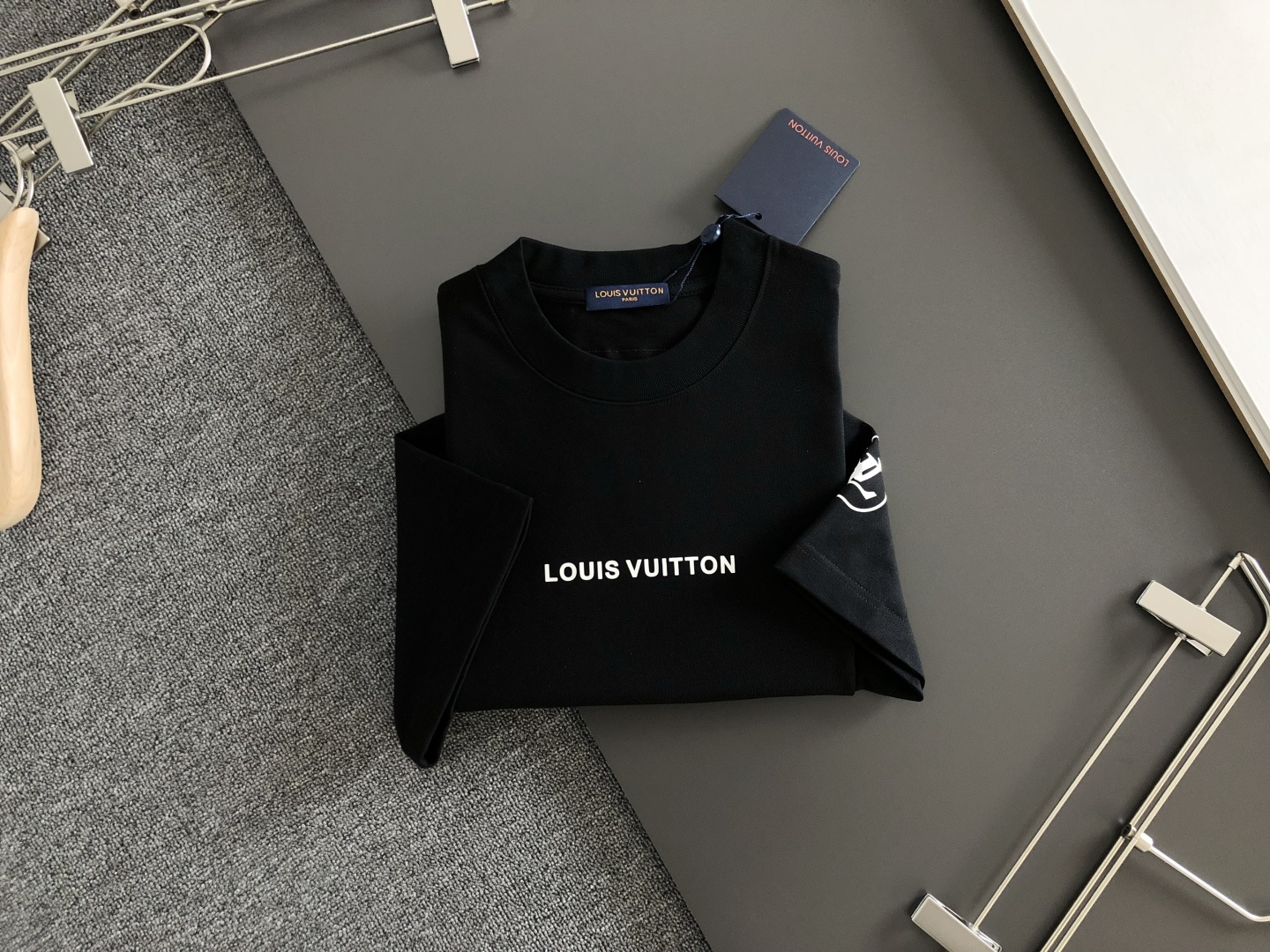 1V 2026SS春夏最新款圆领时尚短袖T恤，官网同步，定织定染300克重纯棉面料！贴肤舒适，耐看又好穿