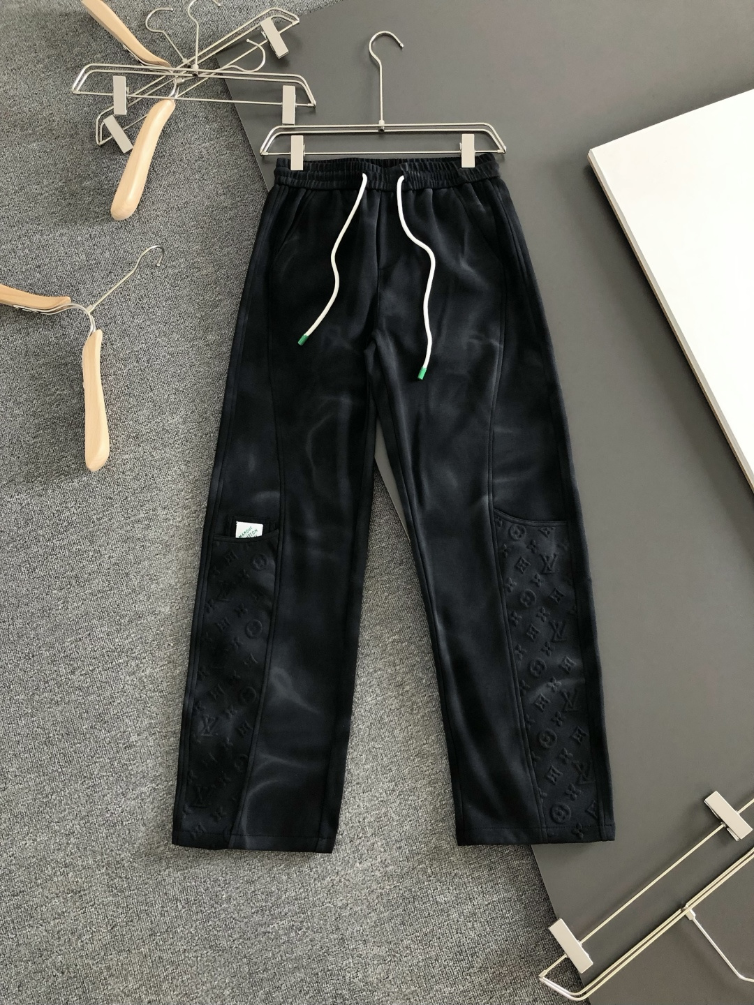 1V 2026春季新品休闲裤，经典款百看不厌，裤身工艺设计，进口客供辅料、面料定制，每个细节做到极致，原