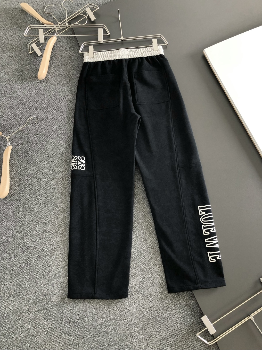 LOW 2026春季新品休闲裤，经典款百看不厌，裤身工艺设计，进口客供辅料、面料定制，每个细节做到极致，