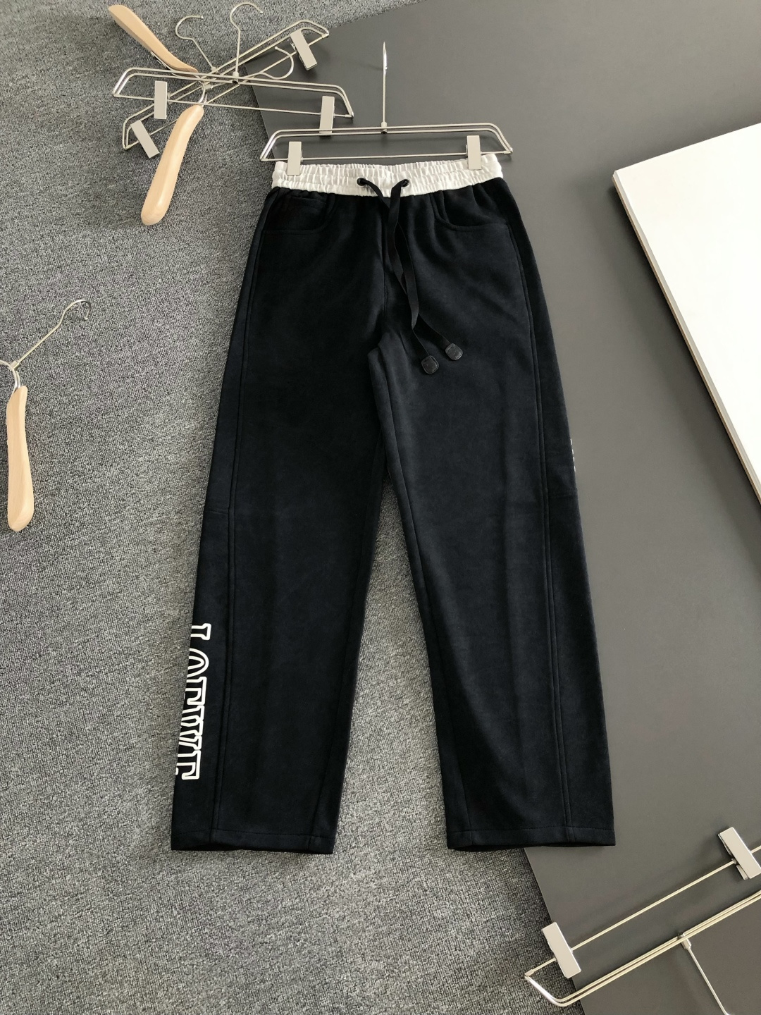 LOW 2026春季新品休闲裤，经典款百看不厌，裤身工艺设计，进口客供辅料、面料定制，每个细节做到极致，