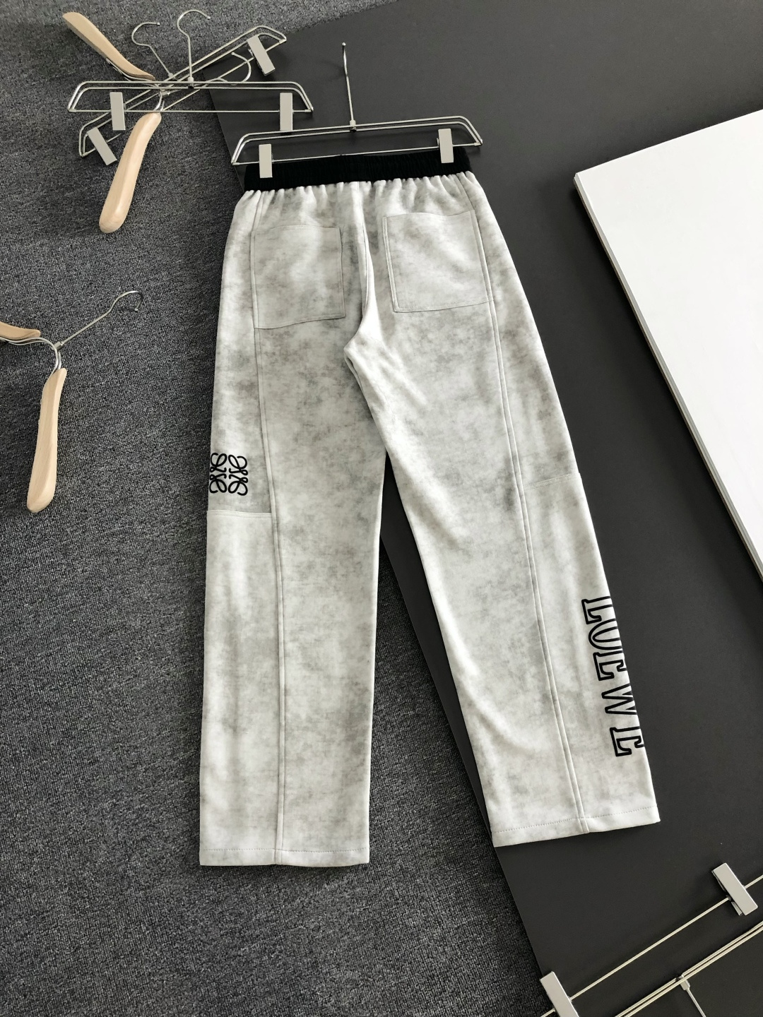 LOW 2026春季新品休闲裤，经典款百看不厌，裤身工艺设计，进口客供辅料、面料定制，每个细节做到极致，
