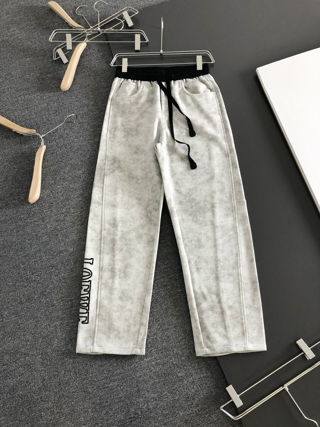 LOW 2026春季新品休闲裤，经典款百看不厌，裤身工艺设计，进口客供辅料、面料定制，每个细节做到极致，