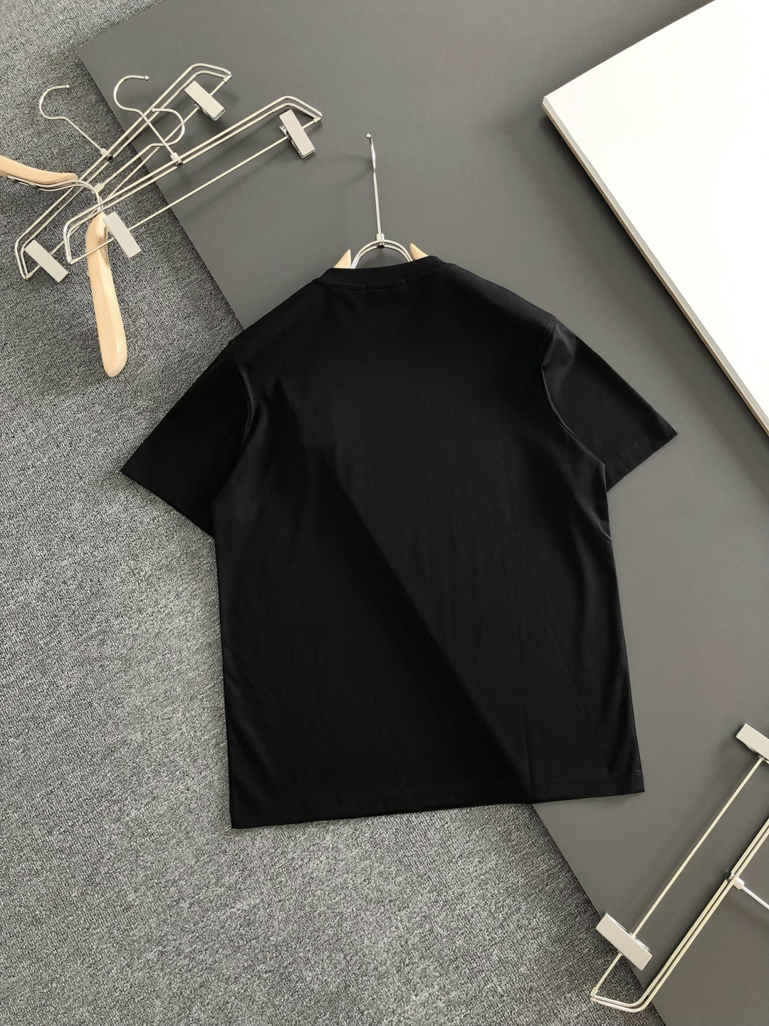 1V 2026春夏新款首发专柜最新款短袖圆领T恤 高端订制 设计前卫时尚！品牌logo重工艺设计 液氨丝