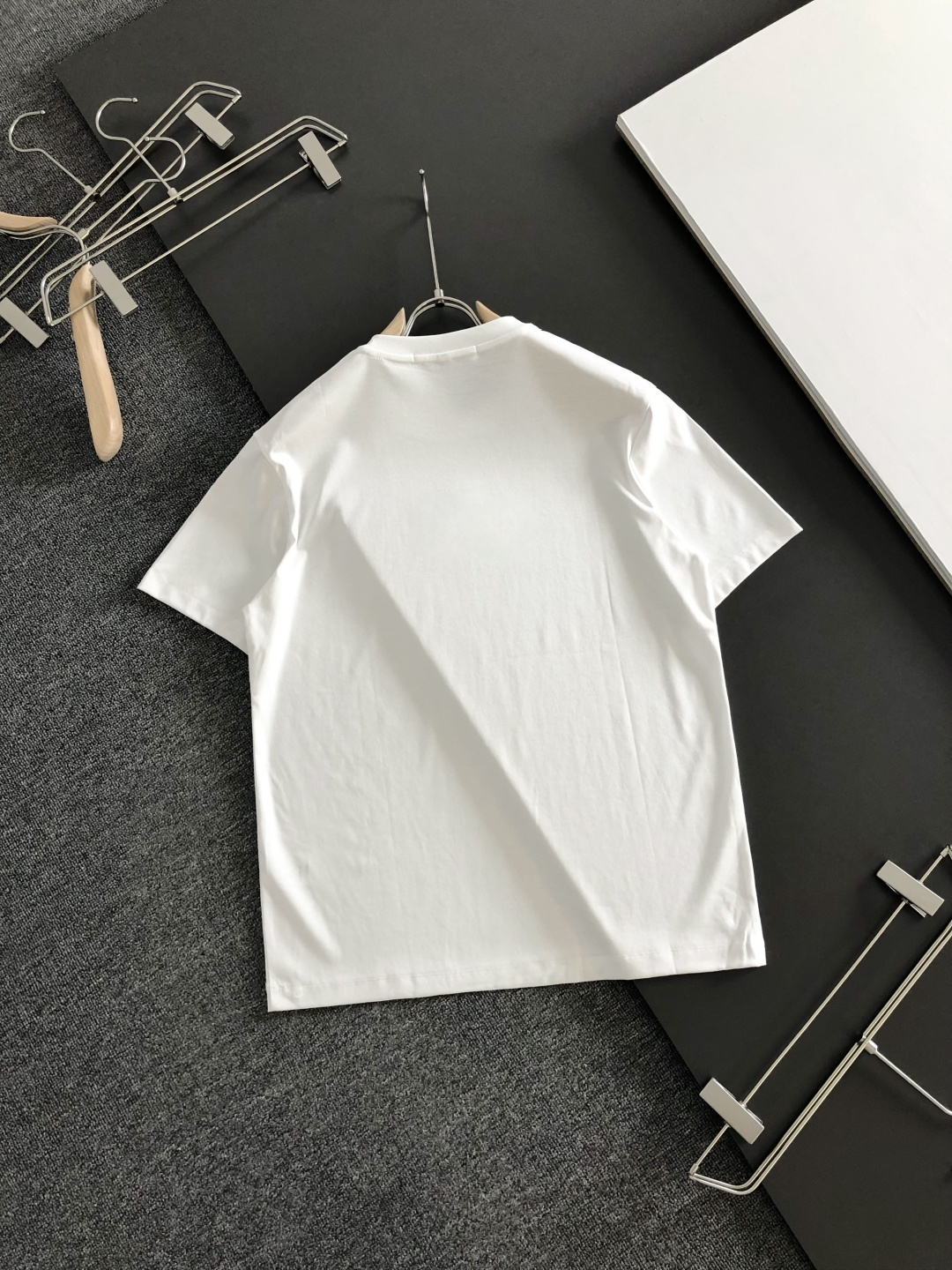 MON 2026春夏新款首发专柜最新款短袖圆领T恤 高端订制 设计前卫时尚！品牌logo重工艺设计 液氨